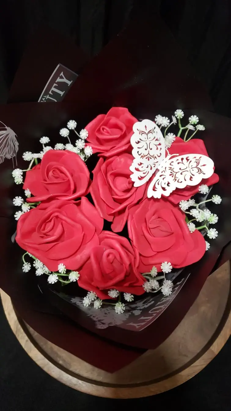 Rosas artificiales rojas