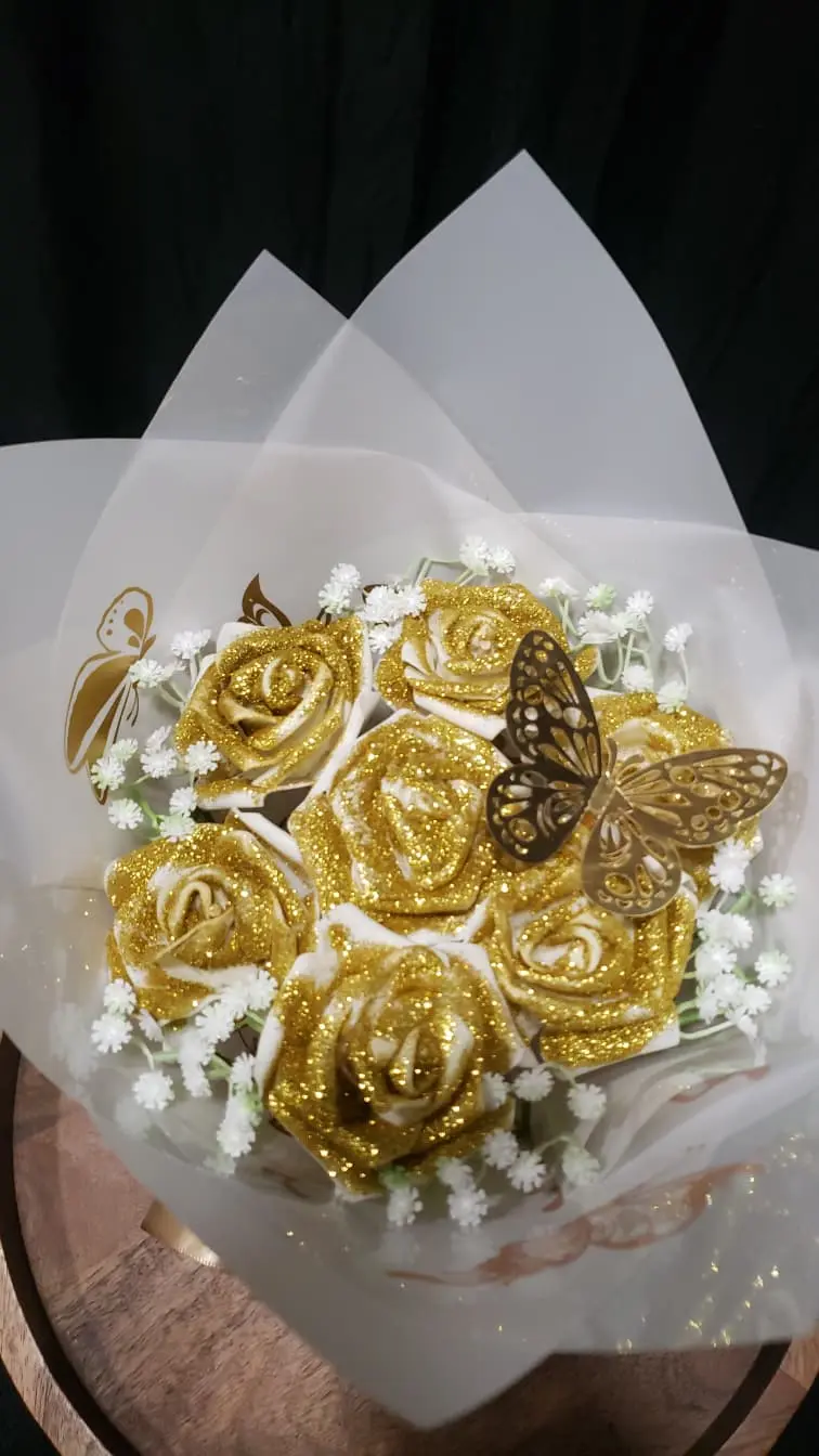 Rosas artificiales doradas
