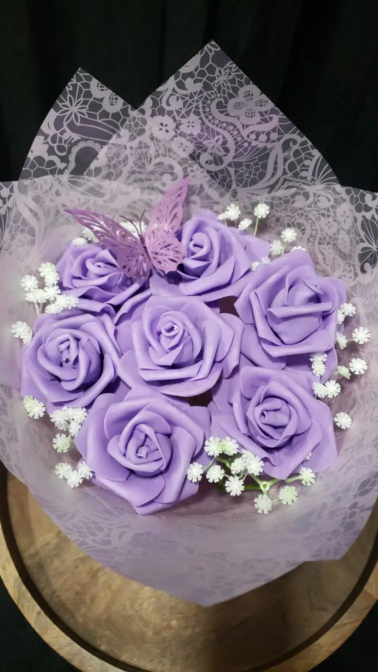 Rosas artificiales moradas